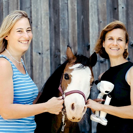 Dr. Sylvia Stadler mit Pferd und Mitarbeiterin