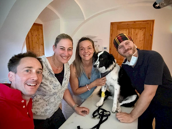 das sympatische Team der Tieraugenambulanz bei der Behandlung eines Hundes